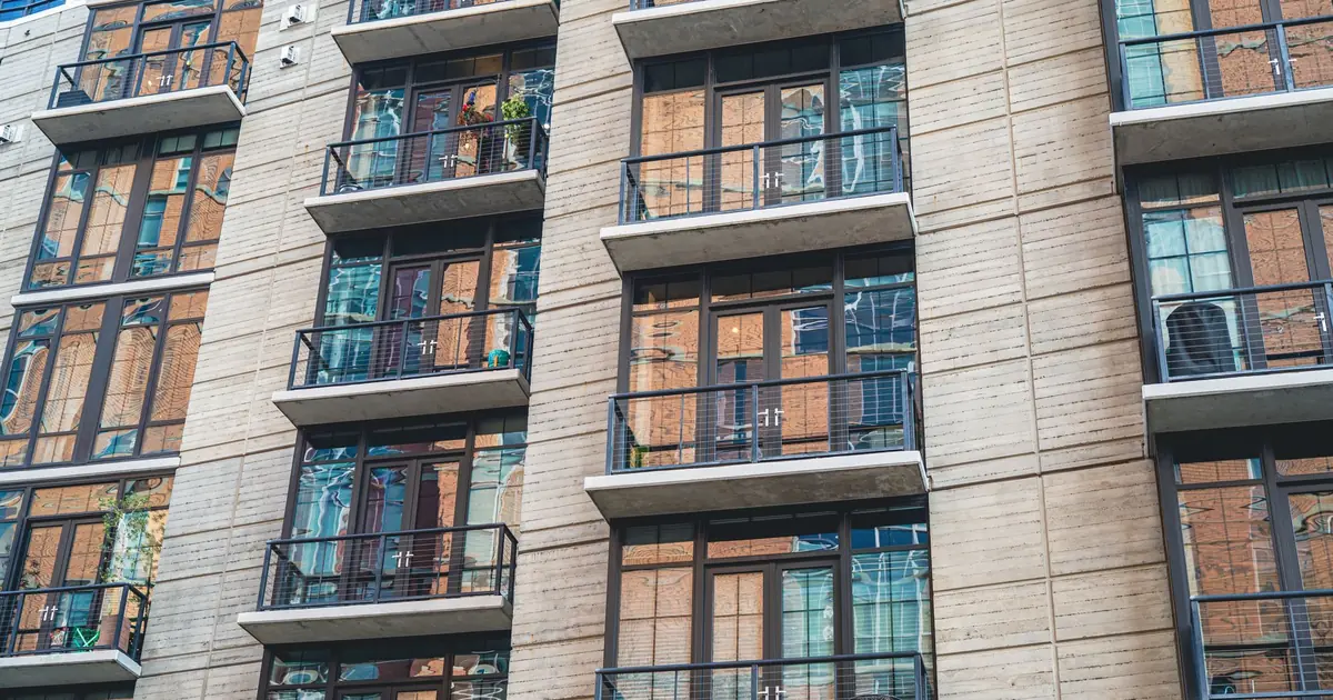 Edificio residencial con balcones: reglas para operar Airbnb en propiedad horizontal en Colombia 2026