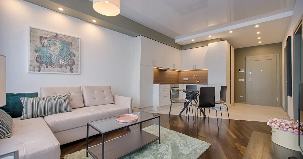 Sala de apartamento amoblado y acogedor — Airbnb vs alquiler tradicional 2026