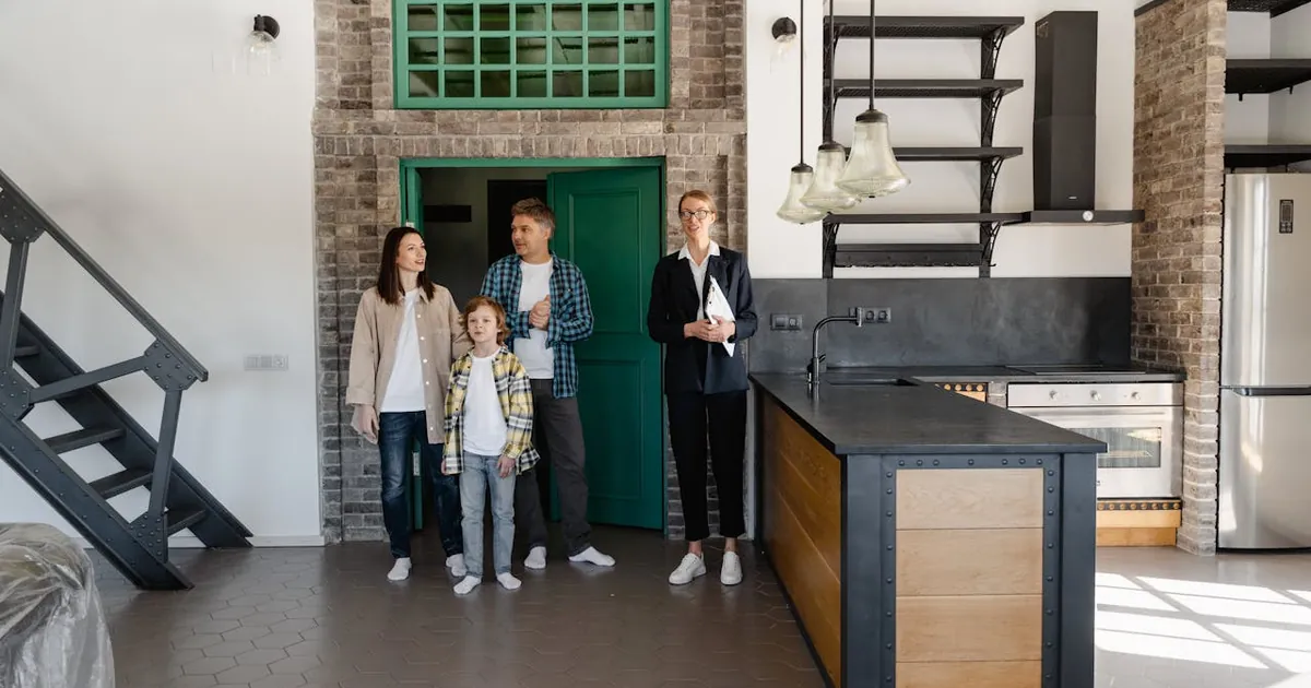 Familia en la cocina de su nueva vivienda — baja de tasas hipotecarias 2026