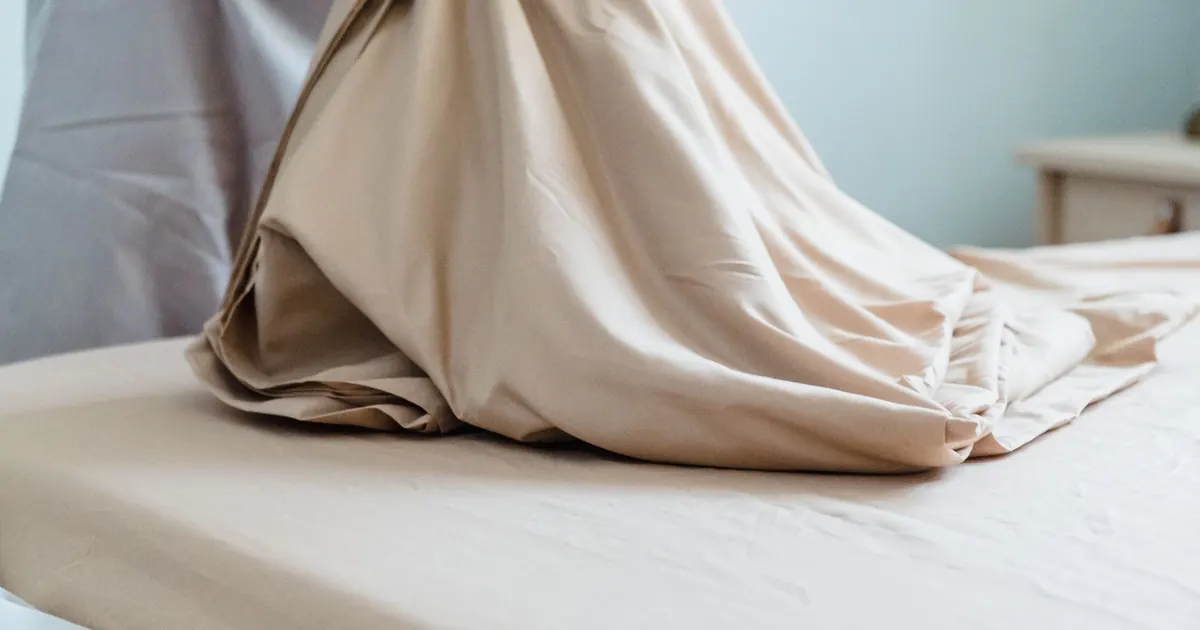 Tendido de cama en un apartamento de renta corta — costos ocultos de Airbnb en Colombia 2026