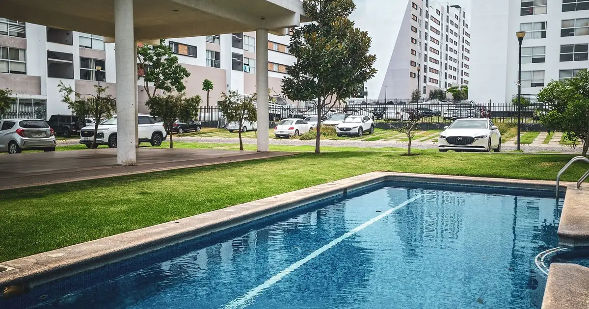 Cuota de administración 2026: cuánto le resta a tu renta Conjunto residencial moderno con piscina y zonas comunes — cuota de administración en propiedad horizontal