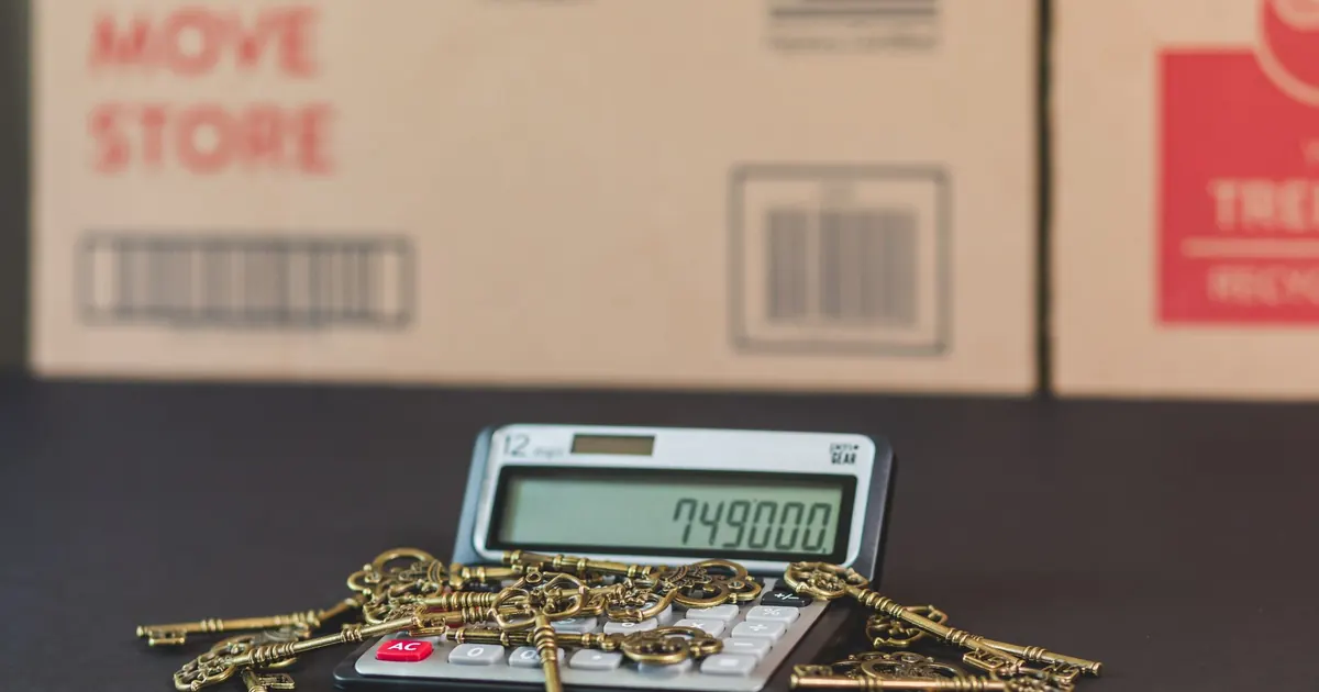 Calculadora y documentos de crédito sobre un escritorio — cómo calcular la cuota de un crédito hipotecario en Colombia 2026