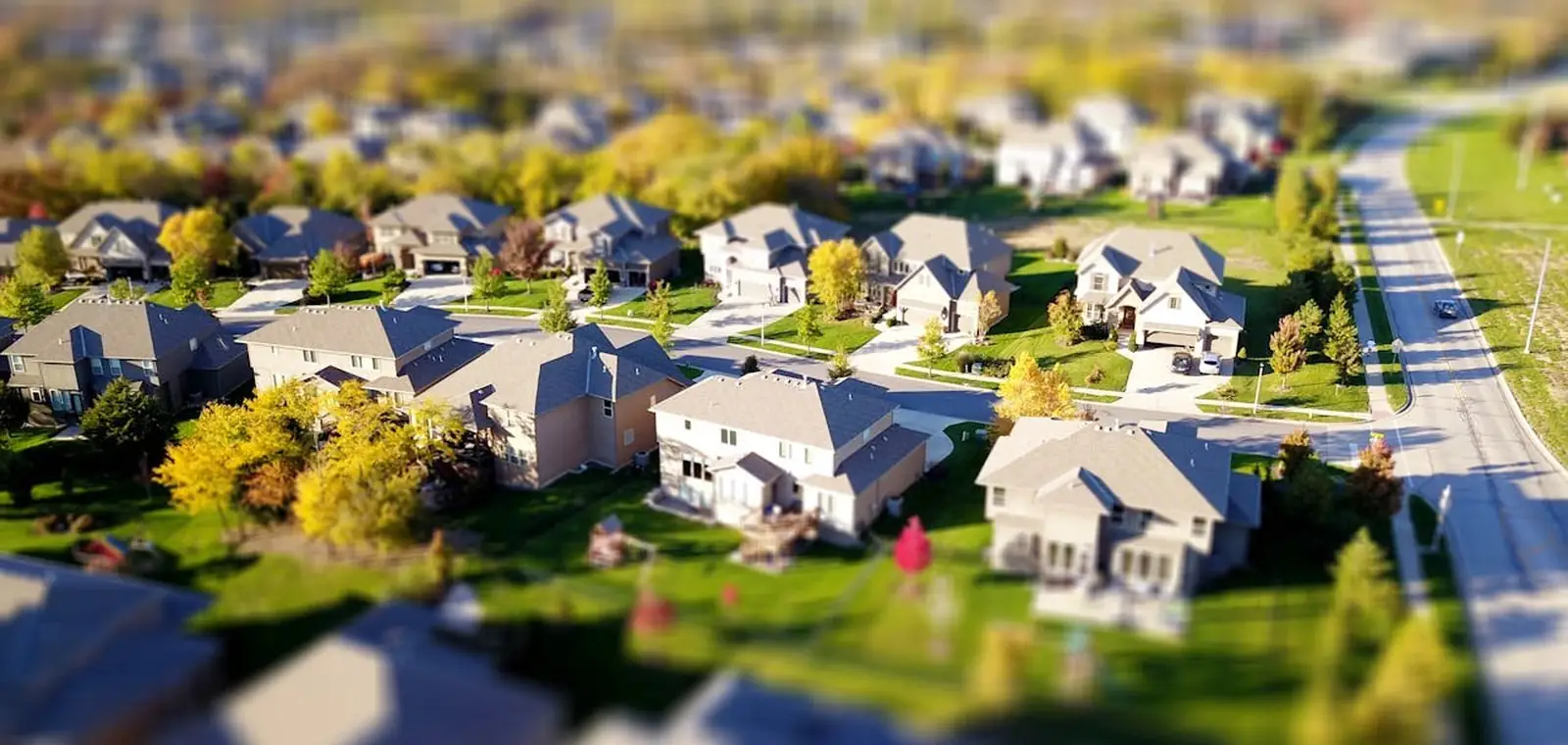 Ciudad al atardecer — mercado inmobiliario