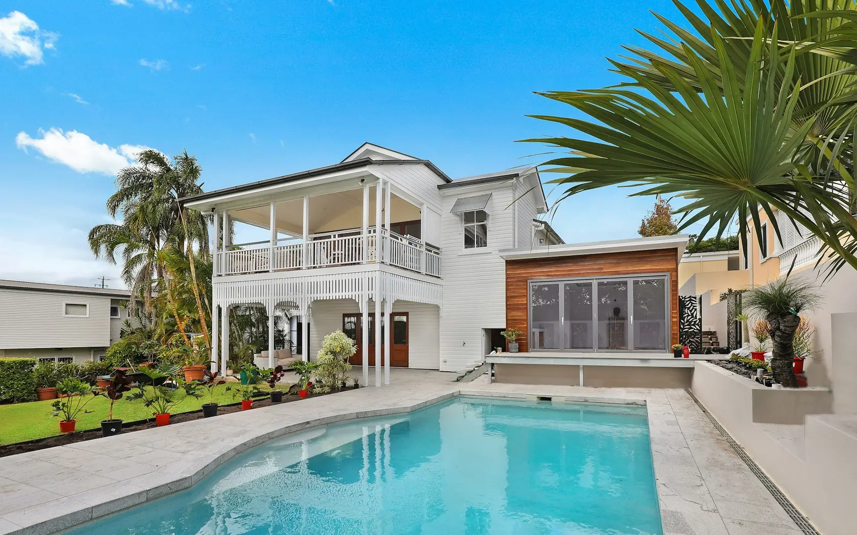 Casa moderna de inversión inmobiliaria al atardecer