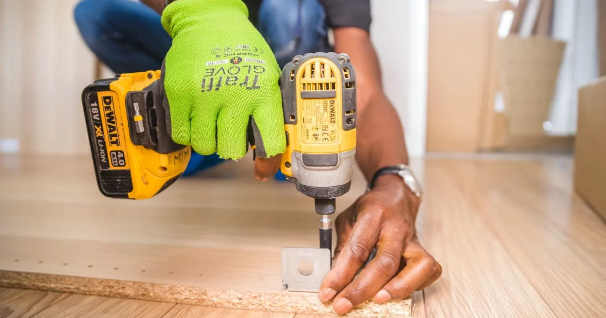Remodelación con rodillo de pintura — house flipping Colombia 2026