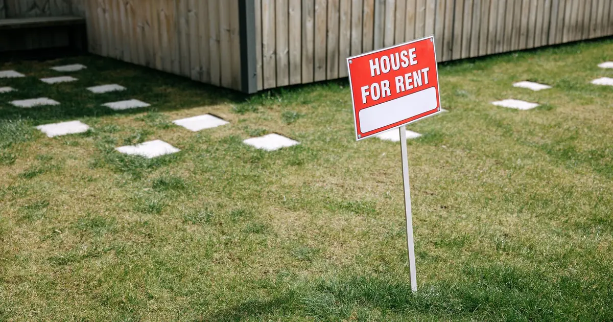 Incremento del arriendo 2026 en Colombia: el límite legal Aviso de casa en arriendo en el jardín de una vivienda — incremento del arriendo 2026 en Colombia