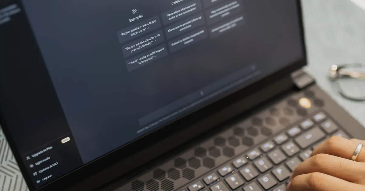 Persona analizando datos de apartamentos en un portátil — inteligencia artificial para invertir en inmuebles en Colombia