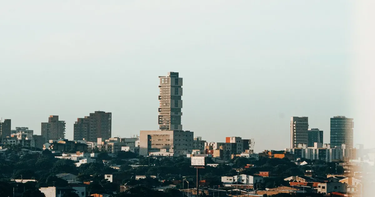 Invertir en Barranquilla 2026: zonas, precios y renta Vista del skyline de Barranquilla con edificios modernos — invertir en Barranquilla 2026