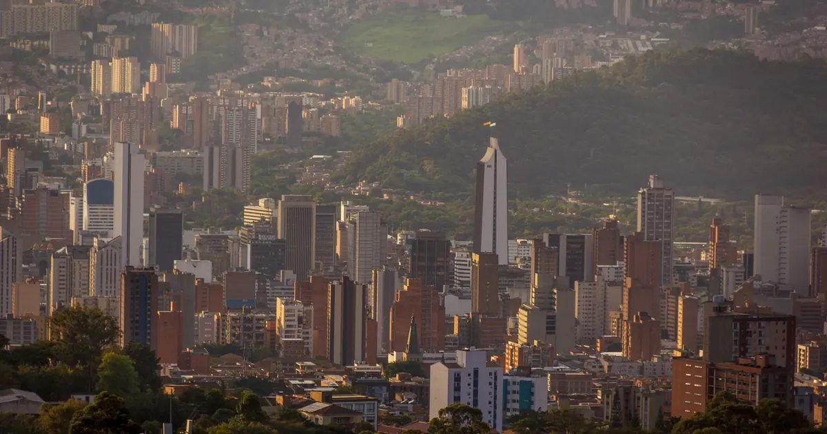 Edificios residenciales de Bucaramanga con las montañas de fondo — invertir en Bucaramanga 2026