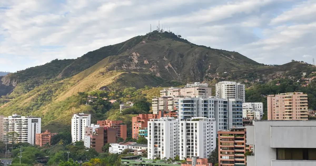 Invertir en Cali 2026: zonas, precios y rentabilidad Torres residenciales de Cali con el cerro de las Tres Cruces al fondo — invertir en Cali 2026