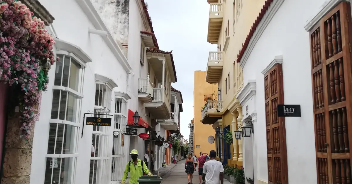 Invertir en Cartagena 2026: zonas, precios y rentabilidad Calle colonial de la ciudad amurallada de Cartagena con balcones y flores — invertir en Cartagena 2026