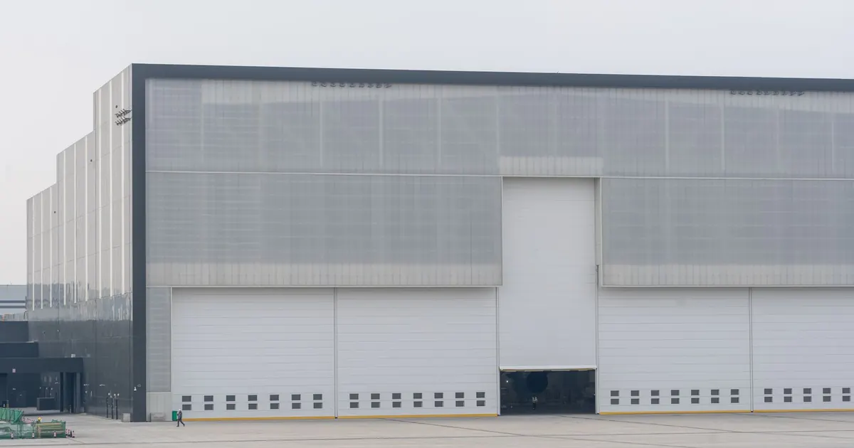Fachada de una bodega industrial moderna con portones — rentabilidad de locales comerciales y bodegas en Colombia 2026