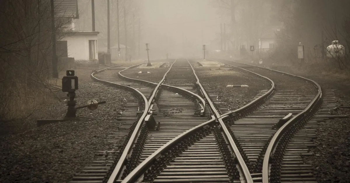 Vías de tren convergiendo entre la niebla — Metro de Bogotá Línea 2 y rentabilidad