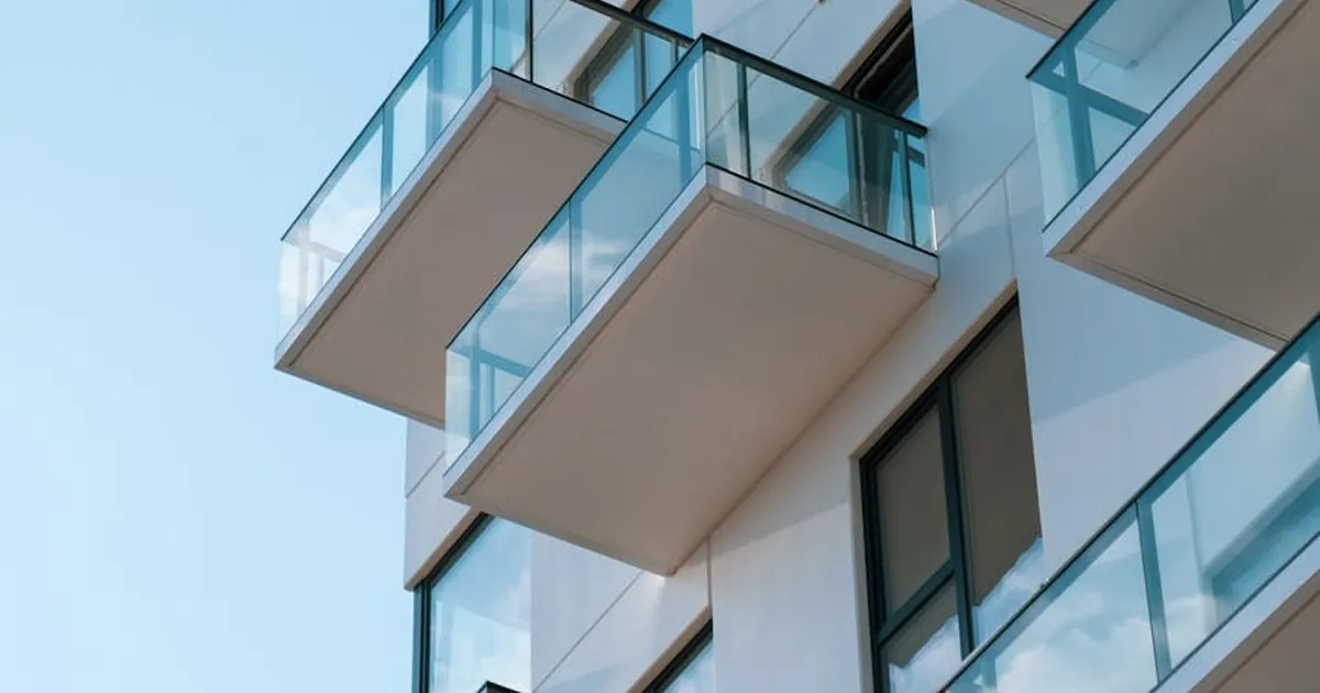 Fachada de edificio de apartamentos con balcones — modelo Multifamily Colombia 2026