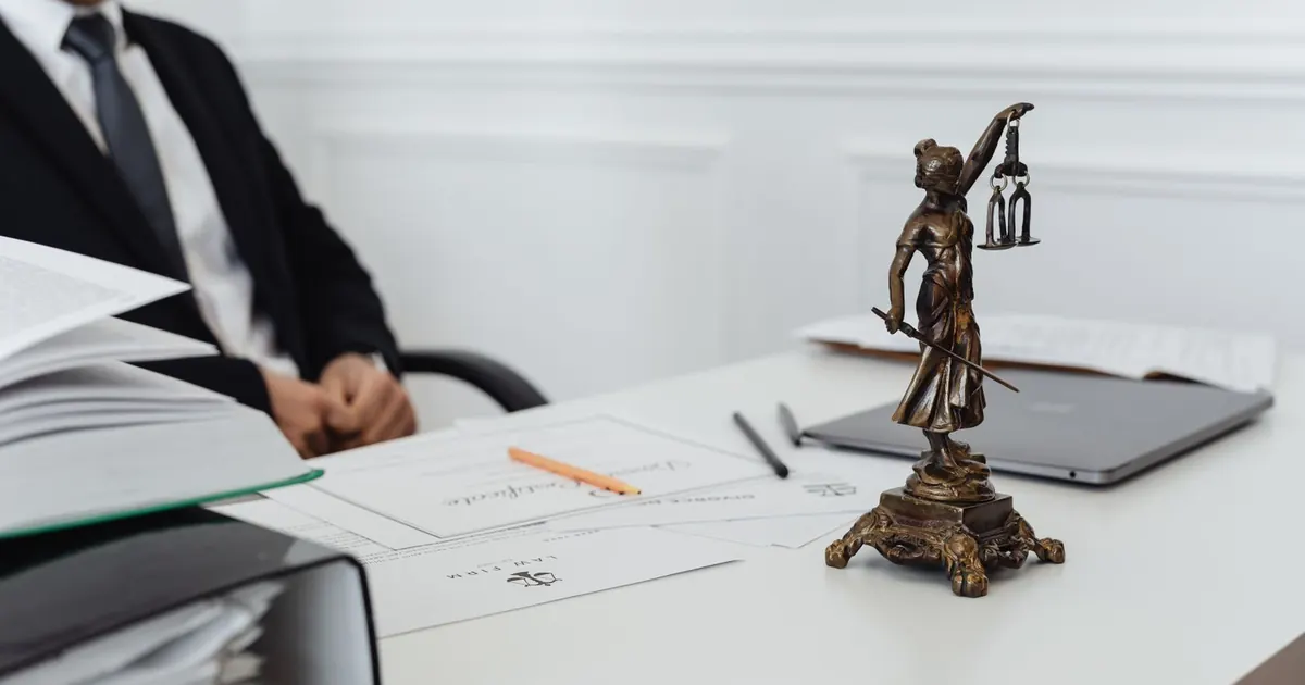 Documentos legales y estatua de la justicia sobre un escritorio — reforma tributaria 2026 e inmuebles en Colombia