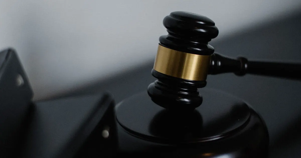 Remates judiciales de inmuebles Colombia 2026: guía Martillo de juez sobre el escritorio de un juzgado — remates judiciales de inmuebles en Colombia