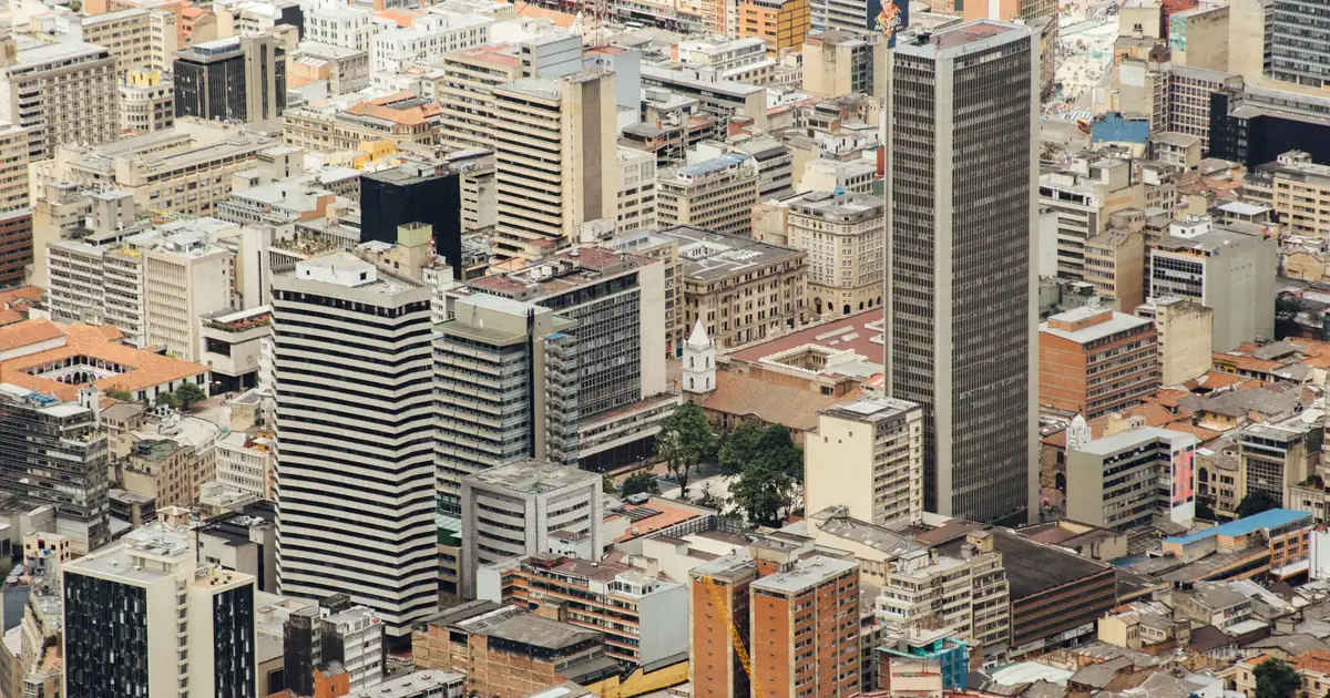 Vista aérea del centro de Bogotá con edificios — rentabilidad de Airbnb en Bogotá 2026 por zona
