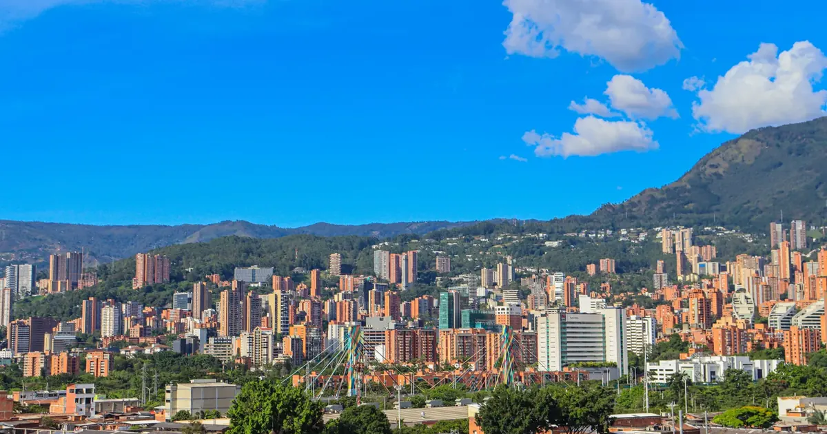 Rentabilidad de Airbnb en Medellín 2026 por barrio Panorámica de Medellín con edificios residenciales y montañas — rentabilidad de Airbnb en Medellín 2026