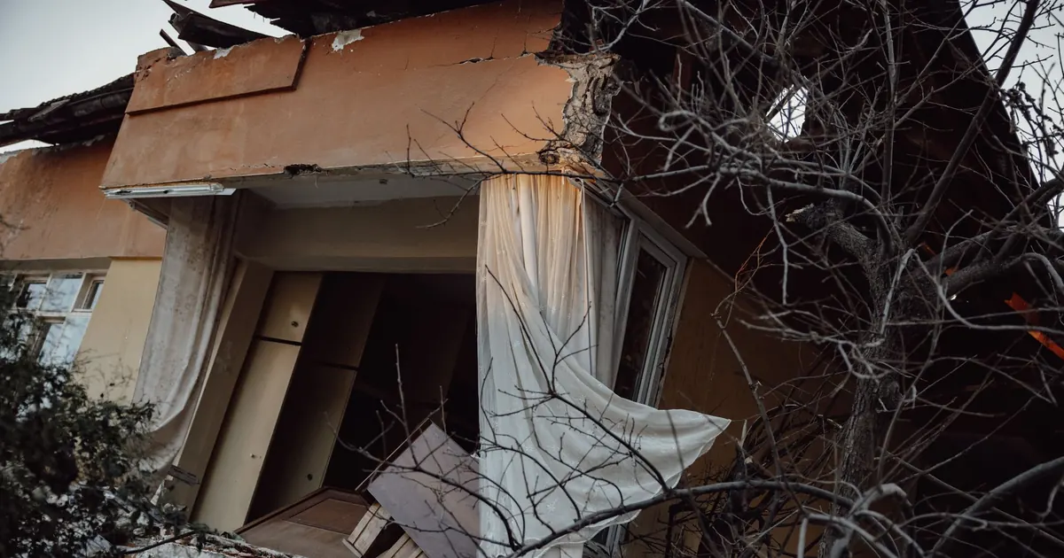 Vivienda con daños estructurales tras el sismo — seguro de terremoto vivienda y reclamaciones en Colombia 2026