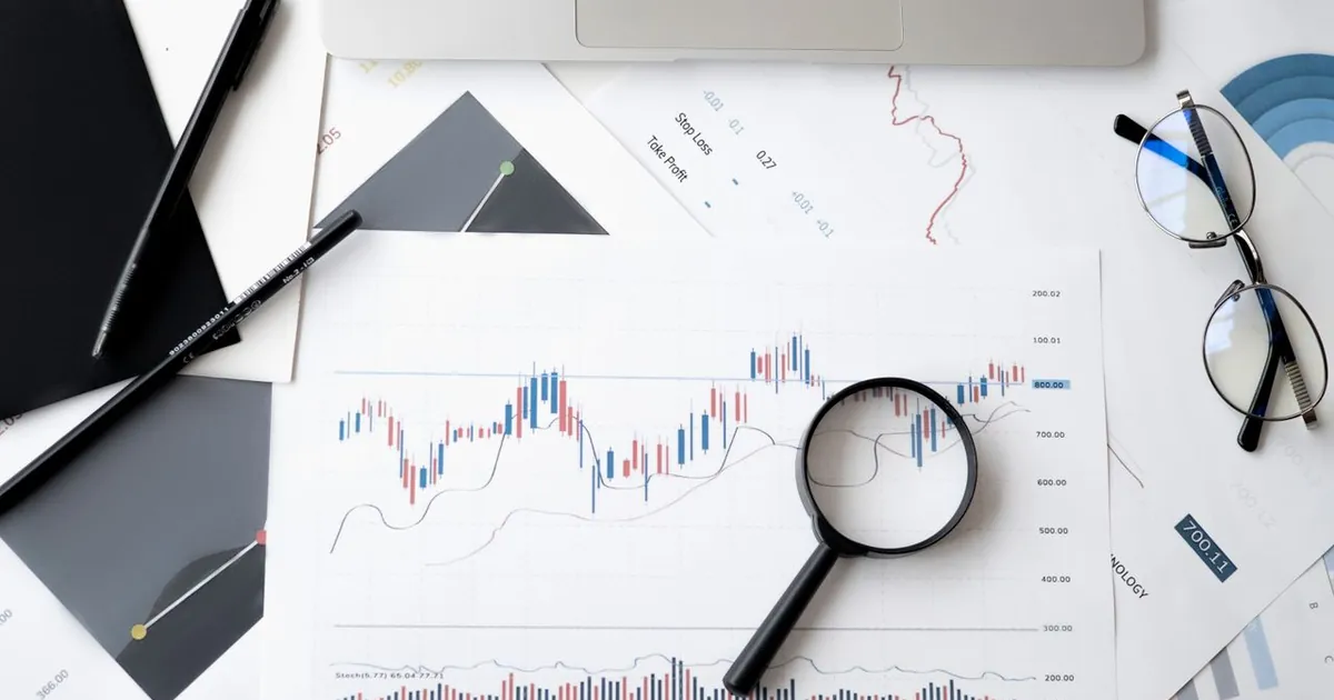 Gráficos financieros con lupa — tokenización inmobiliaria Colombia 2026