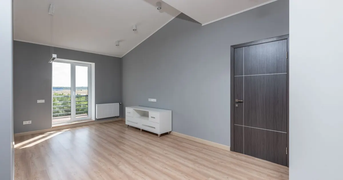 Vacancia en arriendo 2026: cuánto te resta de verdad Apartamento vacío con piso de madera y ventana grande — vacancia en arriendo y rentabilidad