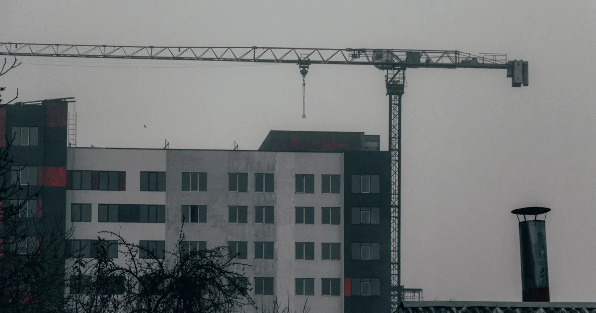 Edificio de apartamentos en construcción: ventas de vivienda nueva caen en Colombia según Camacol 2026