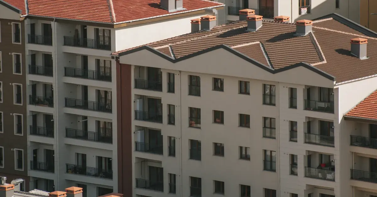 Vivienda nueva vs usada en Colombia 2026 Conjunto de edificios residenciales con balcones vistos desde arriba — vivienda nueva vs usada en Colombia 2026
