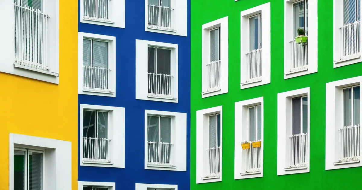 Vivienda VIS 2026 en Colombia: topes, precios y reglas Fachadas de colores de edificios residenciales — vivienda VIS 2026 en Colombia