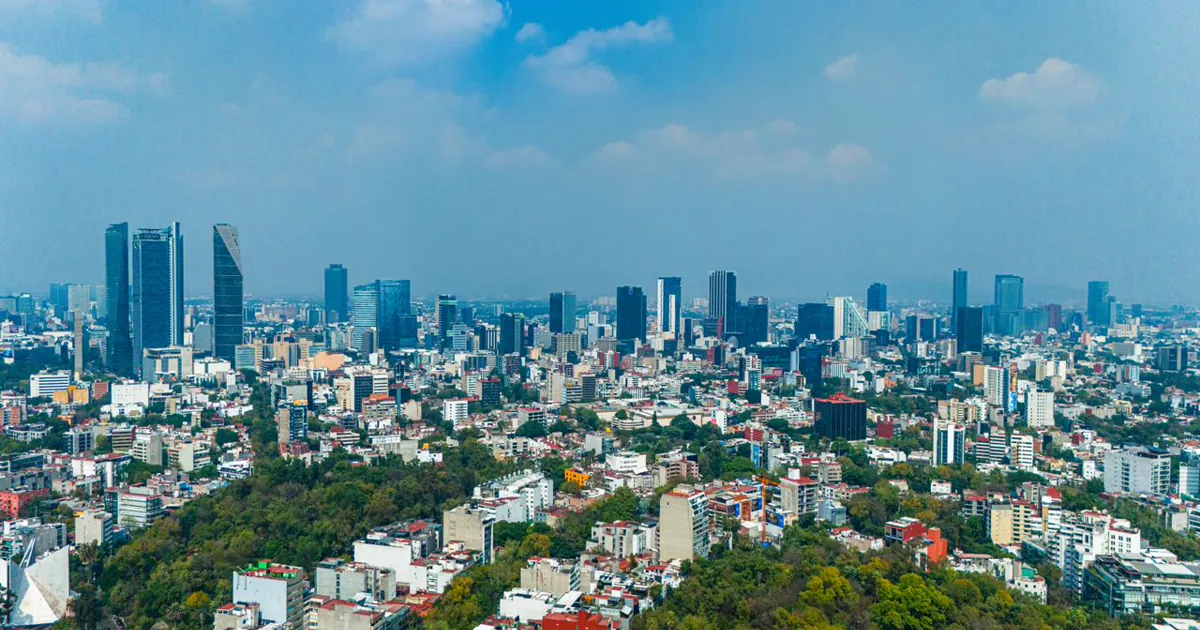Zonas con mayor valorización en Colombia 2026 Vista aérea de una gran ciudad latinoamericana — zonas de mayor valorización en Colombia 2026