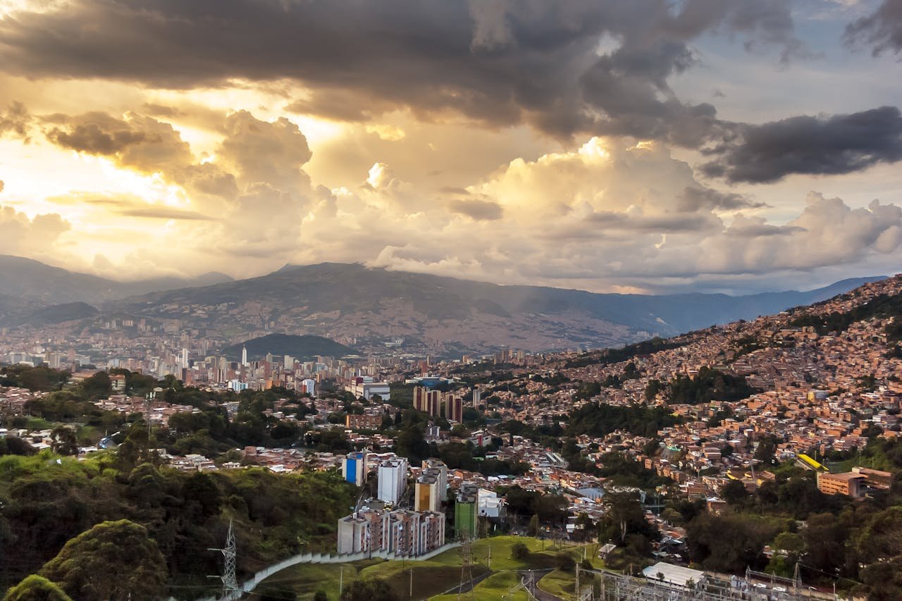 Comparativa de análisis de mercado inmobiliario Colombia entre ciudades principales.